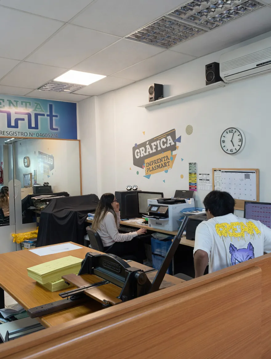 Interior de Imprenta Plasmart — el equipo trabajando